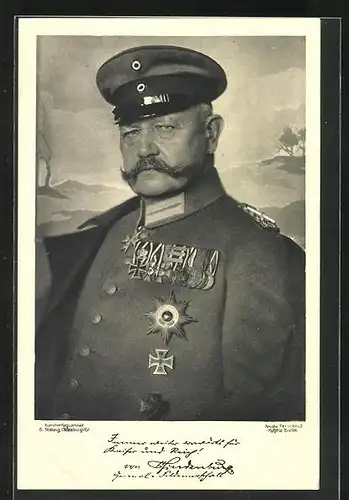 AK Paul von Hindenburg mit zahlreichen Orden und Schirmkappe