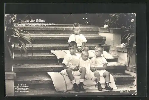 AK Söhne von Kronprinz Wilhelm von Preussen auf Treppe sitzend