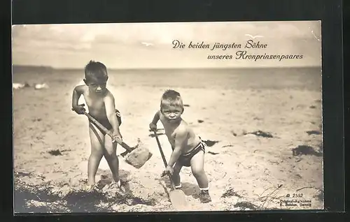 AK Zwei Söhne von Kronprinz Wilhelm von Preussen mit Spaten am Strand