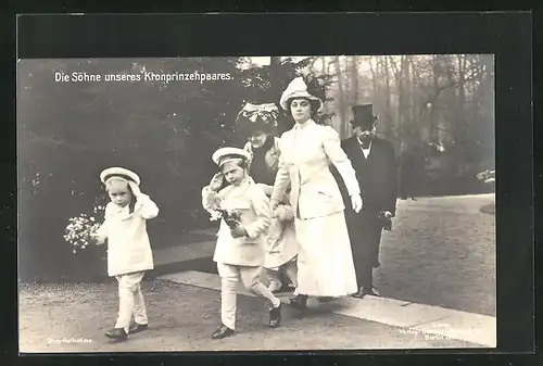 AK Söhne von Kronprinz Wilhelm von Preussen mit Blumensträussen