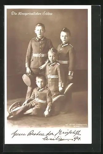 AK Söhne von Kronprinz Wilhelm von Preussen in Uniform posierend