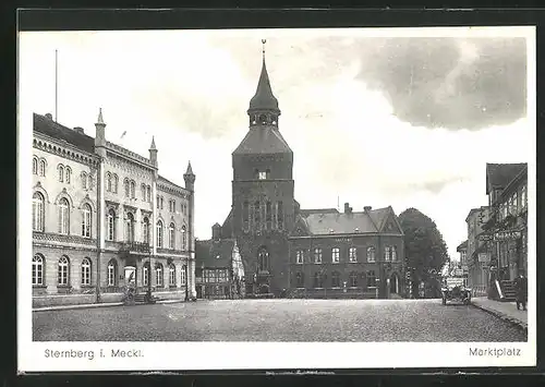 AK Sternberg i. Meckl., Marktplatz mit Kirche