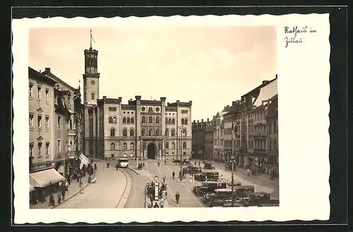 AK Zittau i. Sa., Marktplatz mit Rathaus, Automobile