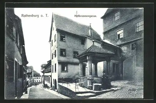 AK Rothenburg o. T., Hofbronnengasse und Mann am Brunnen