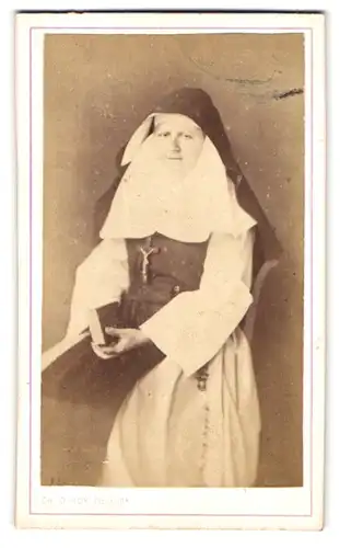 Fotografie Charles d`Hoy, Gand, 25 Rue court du jour, Portrait Nonne im Ordensgewand