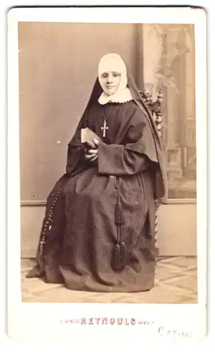 Fotografie Reynouls, Beziers, Portrait Ordensschwester mit Velan und Rosenkranz