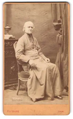 Fotografie Victoire, Lyon, 22 Rue St. Pierre au 1er, Portrait Bischof in langer Robe