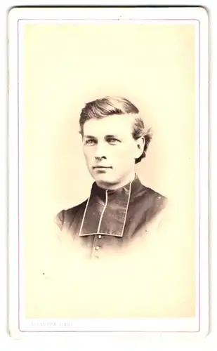 Fotografie A. Jaudin, Andelys, Portrait eines jungen Geistlichen