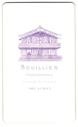 Fotografie Bouillier, Arcachon, rücks. Ansicht Arcachon, Avenue du Casino, Haus Photographie du Chalet, Mädchen im KLeid