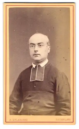 Fotografie A. Delabarre, Bruxelles, 18, Rue Fossé aux Loups, 18, Portrait Geistlicher im Talar