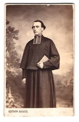 Fotografie Berthon Auguste, St. Etienne, Place Mi-Carème, 4, Portrait Geistlicher im Talar