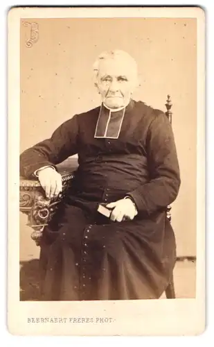 Fotografie Beernaert Frères, Gand, Rue des Rémouleurs, 7, Portrait Geistlicher im Talar