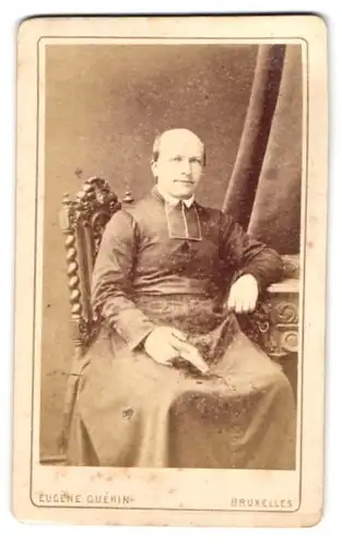 Fotografie Eugene Guérin, Bruxelles, 32, Rue de Louvain, Portrait Geistlicher im Talar