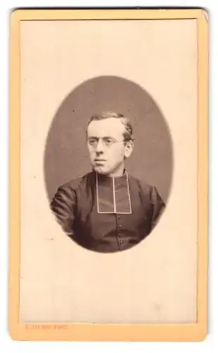 Fotografie A. Jaudin, Les Andelys, Portrait Geistlicher im Talar