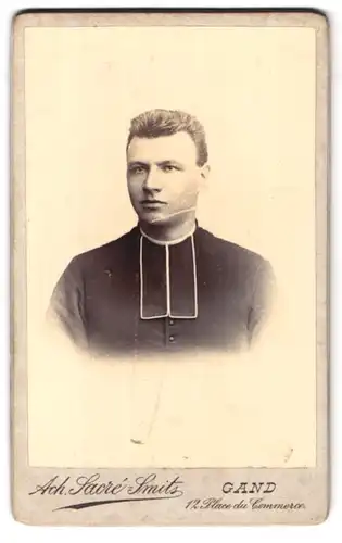 Fotografie Ach. Sacré-Smits, Gand, 12, Place du Commerce, Portrait Geistlicher im Talar
