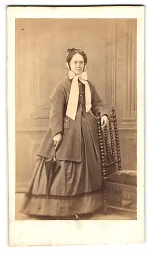 Fotografie unbekannter Fotograf und Ort, Portrait bürgerliche Dame in zeitgenössischer Kleidung