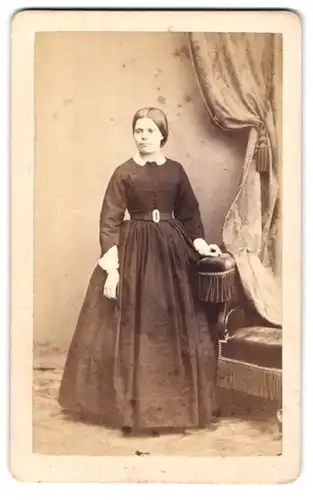 Fotografie J. Henry, Genève, Rue Basse & Centrale 1, Portrait junge Dame im schwarzen Kleid