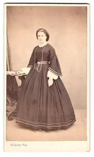 Fotografie Hector de Saedeler, Bruxelles, Chaussée d`Haeght, 30, Portrait junge Dame im modischen Kleid