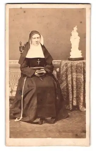 Fotografie Jardin S. Georges, Bruxelles, 10 Rue des Alexiens, Portrait Ordenschwester mit Rosenkranz