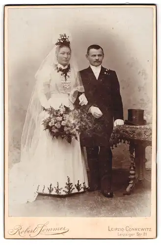 Fotografie Robert Sommer, Leipzig-Connewitz, Leipziger Strasse 21, Portrait junges Paar in Hochzeitskleidung mit Blumen