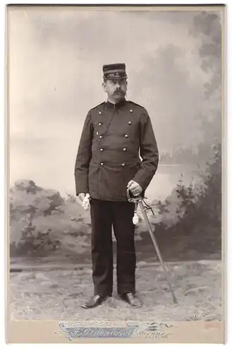 Fotografie F. Graenicher, Bienne, Pasquart 60, Portrait Soldat in Unfiorm mit Schirmmütze und Degen