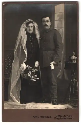 Fotografie Atelier Feldle, Ingolstadt, Zeigelbräustrasse 1, Soldat in Uniform bei seiner Hochzeit