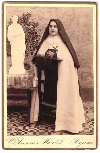 Fotografie W. Assmann-Maroldt, Hagenau, Landweg 97, Portrait Nonne in Tracht mit Kreuz