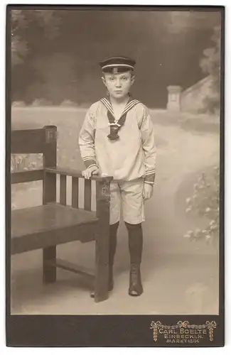Fotografie Carl Boelte, Einbeck i. H., Markt 12-14, Portrait kleiner Junge in modischer Kleidung mit Schirmmütze