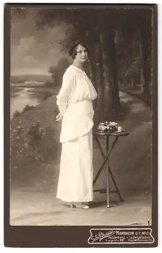 Fotografie Gebr. Stauss, Mannheim, Portrait junge Dame in weisser Kleidung