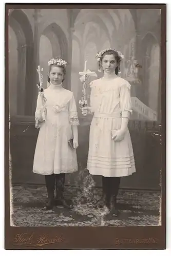 Fotografie Karl Hankh, Rottenburg a /N., Portrait zwei Mädchen in weissen Kleidern mit Kerzen