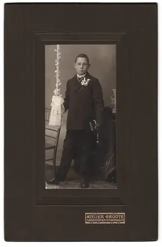 Fotografie Atelier Groote, Sandhofen b. Mannheim, Portrait Junge im Anzug mit Kerze