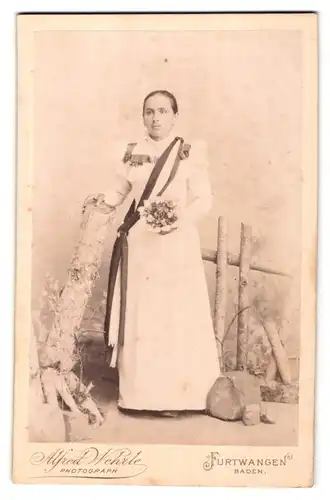 Fotografie Alfred Wehrle, Furtwangen /Baden, Portrait junge Dame im weissen Kleid mit Blumenstrauss