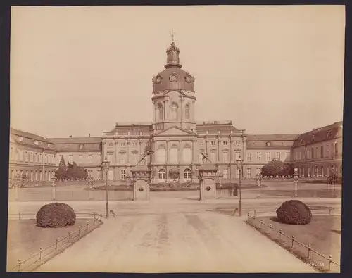 Fotografie unbekannter Fotograf, Ansicht Berlin-Charlottenburg, Schloss Charlottenburg mit Vorplatz & Statuen, 26 x 21cm