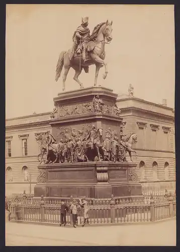 Fotografie unbekannter Fotograf, Ansicht Berlin, Unter den Linden, Reiterstandbild Friedrich des Grossen, 27 x 19cm