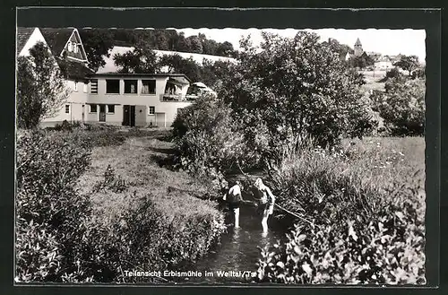 AK Erbismühle i. T., Teilansicht mit Gasthaus, Kinder im Bach