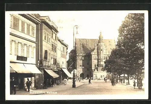 AK Schweinfurt, Geschäftszeile und Passanten am Rathaus