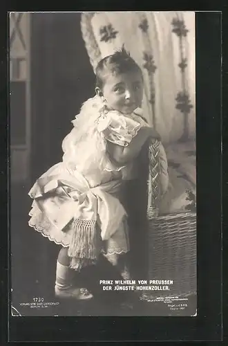 AK verschmitzt blickender Prinz Wilhelm im Kleidchen