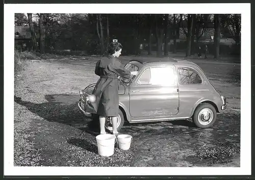 Fotografie Auto Fiat 500, Dame putzt den PKW