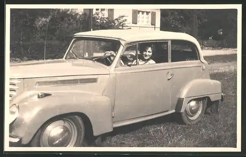 Fotografie Auto Opel Cabrio, junge Dame am Steuer des Kfz