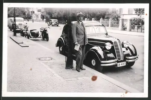 Fotografie Auto BMW, schwarzer PKW mit Kennzeichen: IA-4187