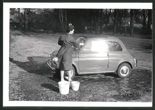 Fotografie Auto Fiat 500, Hausfrau putzt den PKW