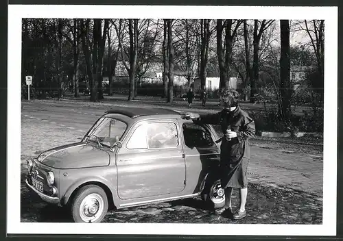 Fotografie Auto Fiat 500, Dame begutachtet geputzten PKW