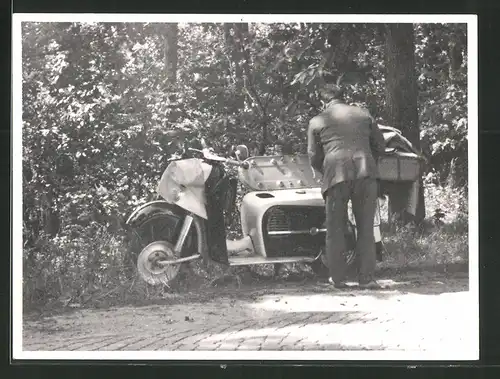 Fotografie Motorrad IWL-Troll, Motorroller LKrad miit geöffnetem Sitzfach