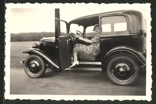 Fotografie Auto Opel, Hausfrau steigt aus PKW