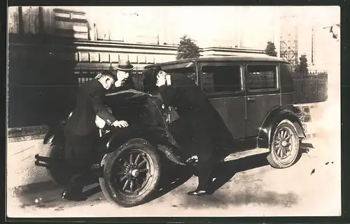 Fotografie Auto, Männer versuchen Panne am PKW zu beheben