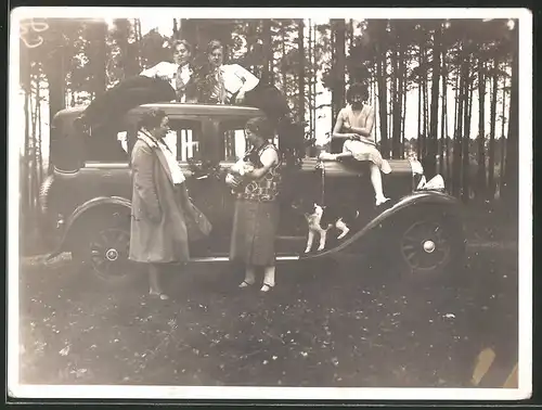 Fotografie Auto Buick, hübsche Damen mit Hund, Burschen auf dem dach der Limousine