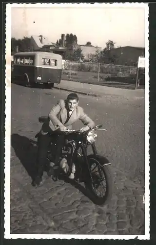 Fotografie Motorrad EMW R35, Bursche im Anzug auf Krad sitzend