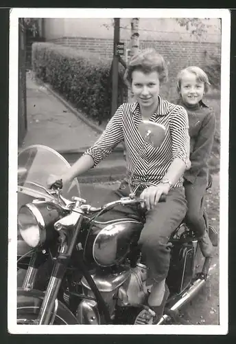 Fotografie Motorrad IFA MZ-BK350, junge Frau auf Krad sitzend