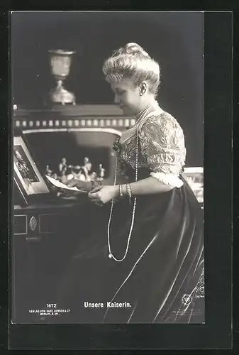 AK Kaiserin Auguste Victoria Königin von Preussen liest einen Brief