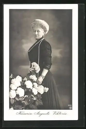 AK Kaiserin Auguste Victoria Königin von Preussen mit Blumen